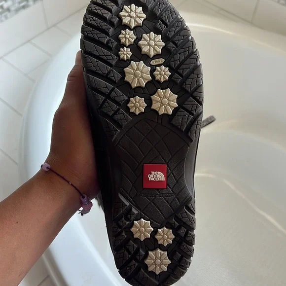 North face women’s winter boots barely worn. Size 8 - Picture 2 of 3